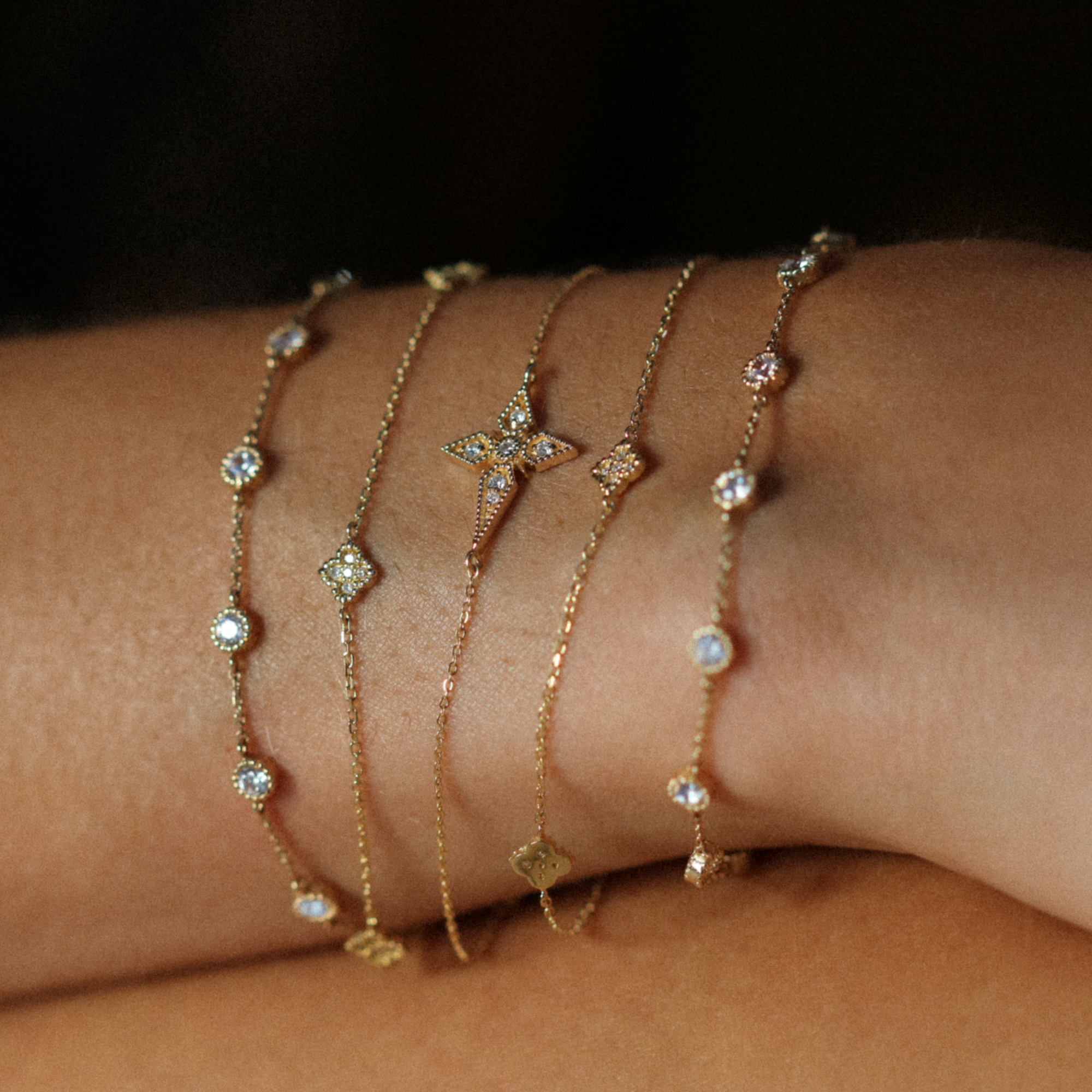 Angèle Brousse Saintes Single Croix bracelet or diamants