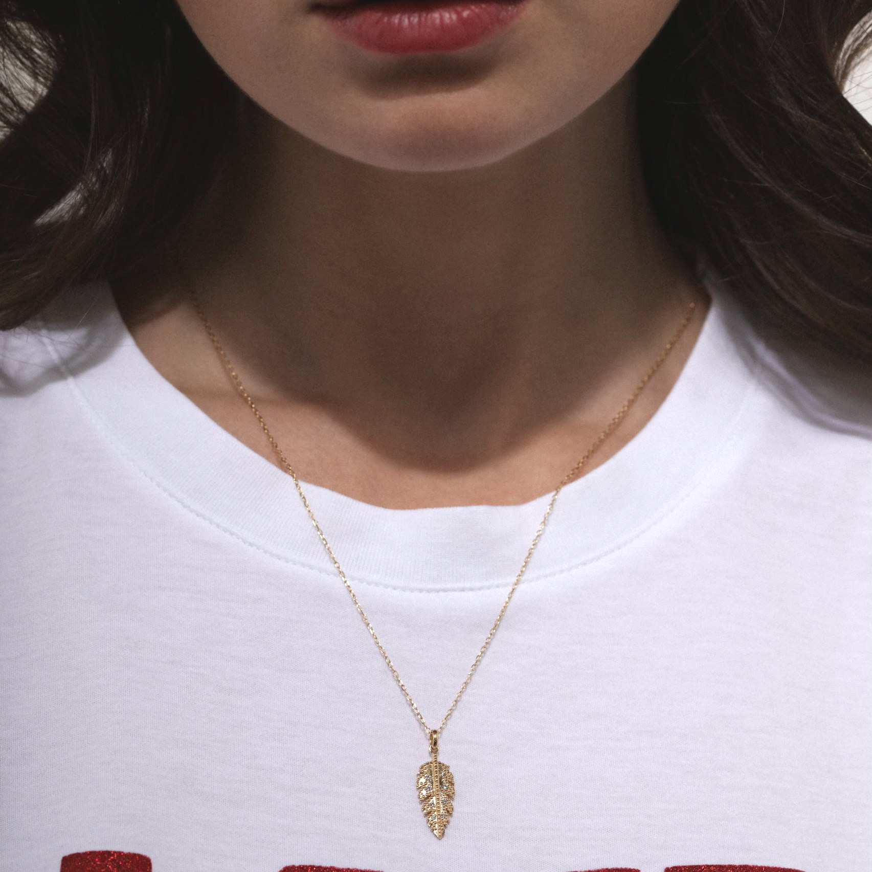 Angèle Brousse Suki collier plume or jaune 18 carats 54 cm
