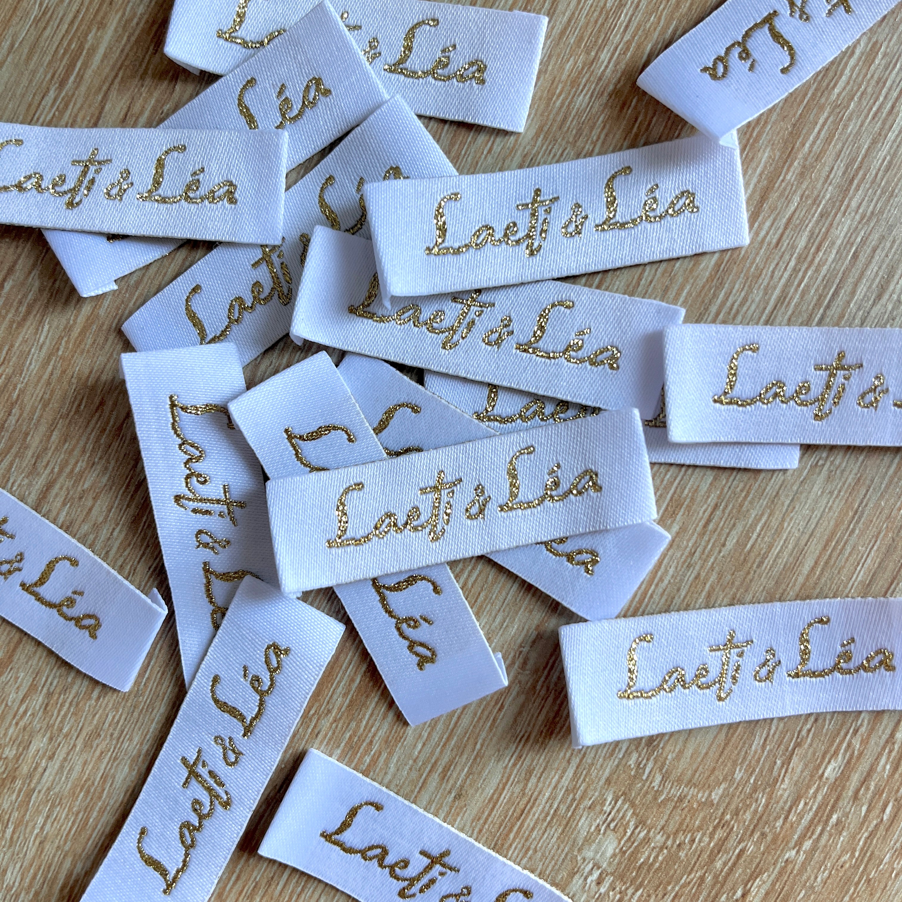 Laeti & Léa Licences étiquette à coudre fond blanc écriture dorée