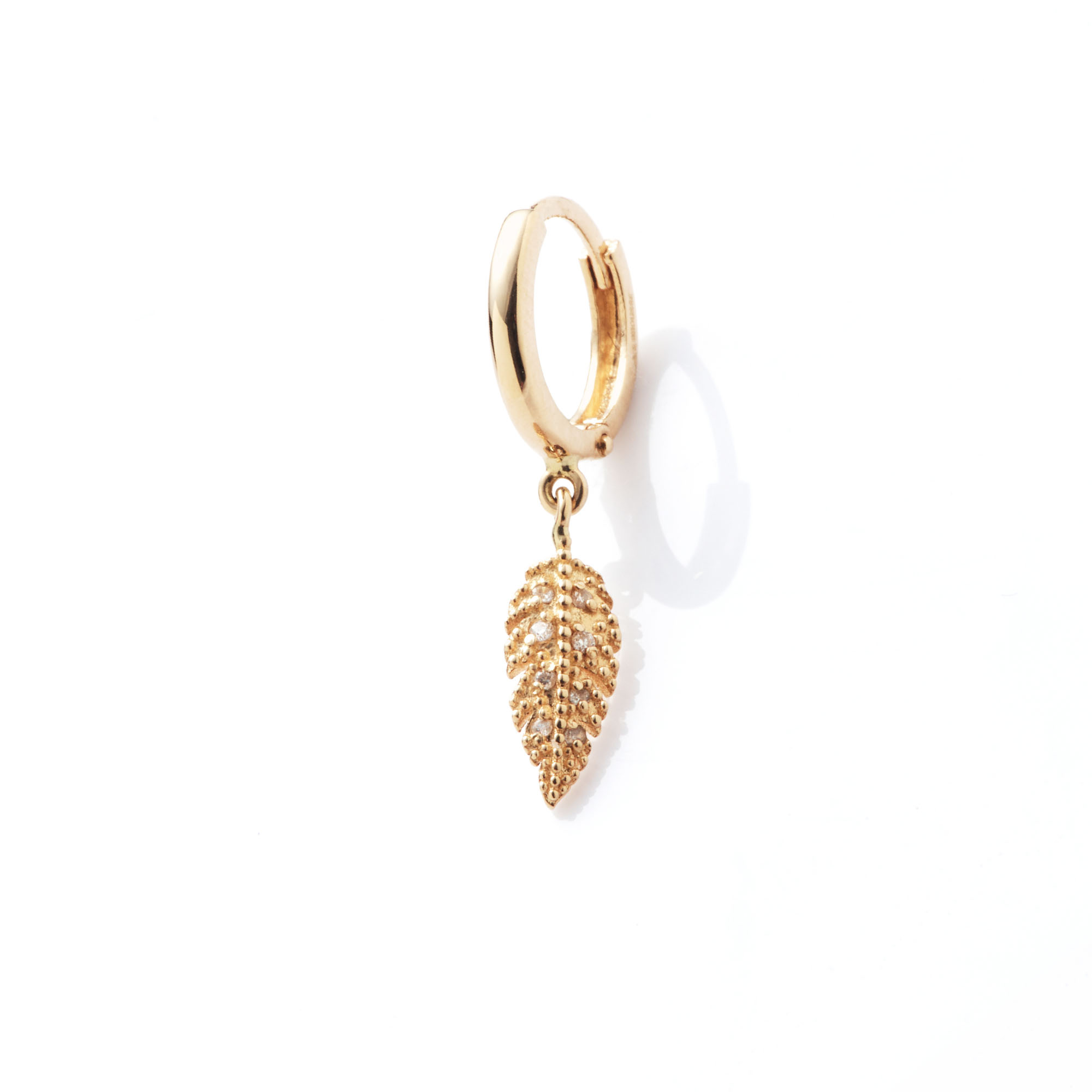 Angèle Brousse Suki plume mini créole or jaune 18 carats 1 cm