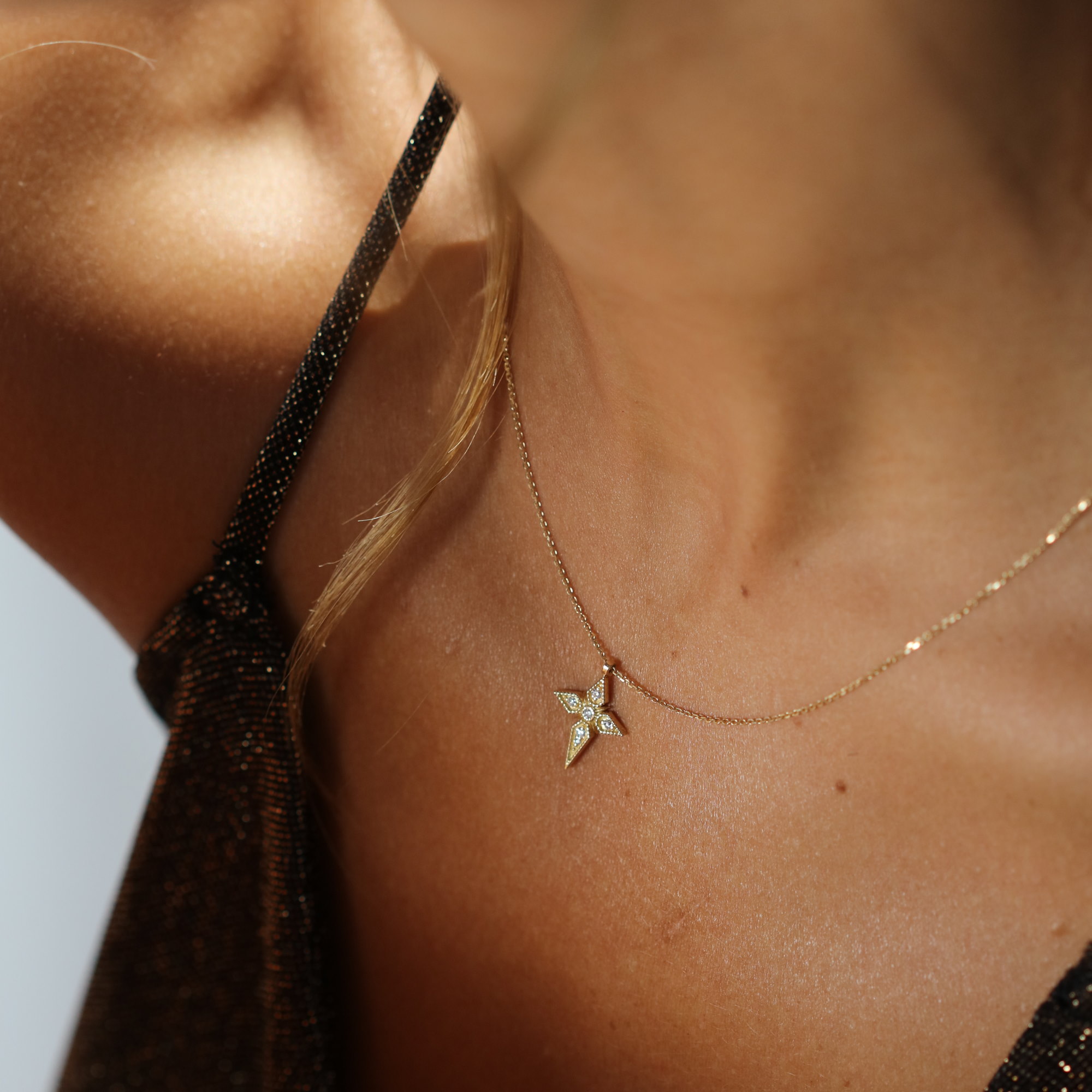 Angèle Brousse Saintes collier croix or 18 carats diamants