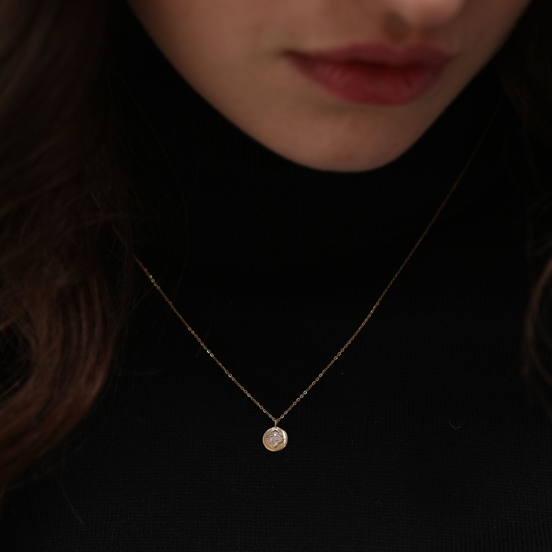 Angèle Brousse Nina collier médaille or 18 carats diamants 44 cm