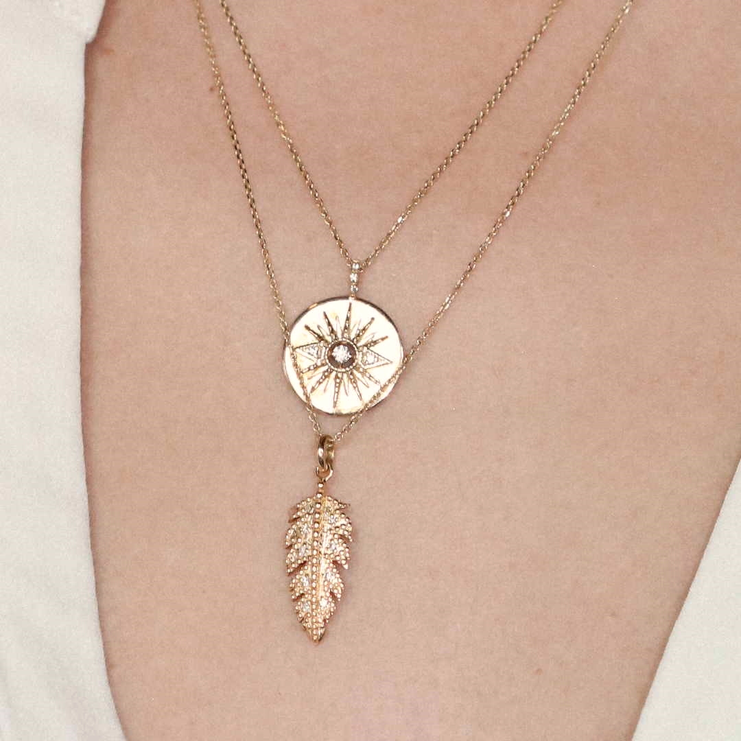 Angèle Brousse Suki collier plume or jaune 18 carats 54 cm