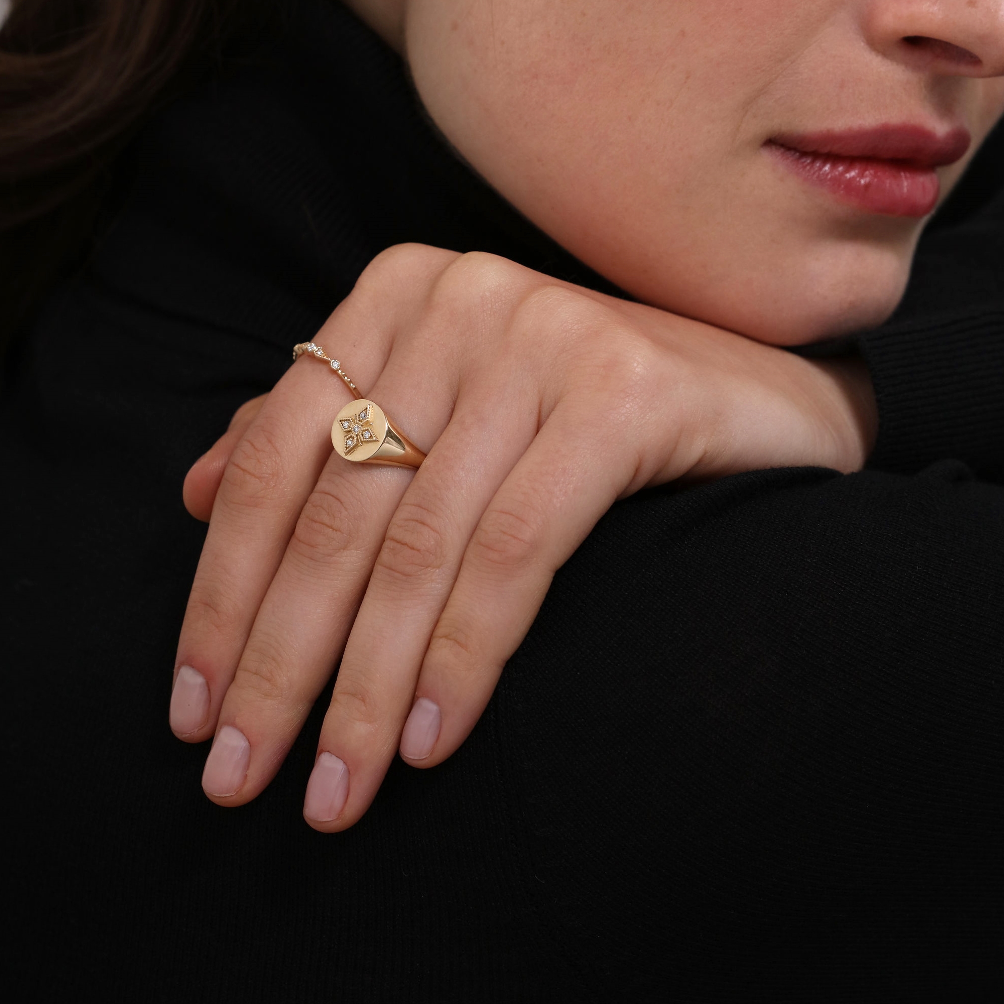 Angèle Brousse Saintes chevalière croix or jaune 14 carats