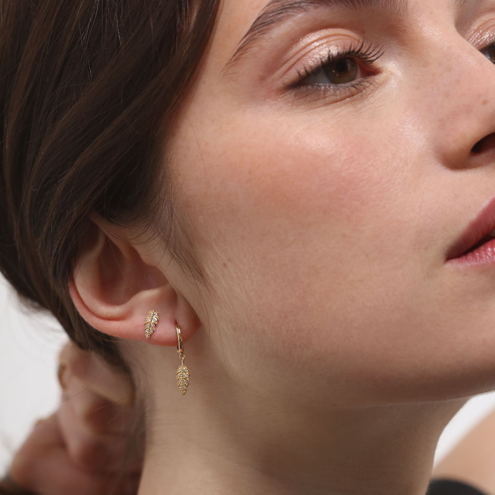 Angèle Brousse Suki puce plume boucle d'oreille or jaune diamants