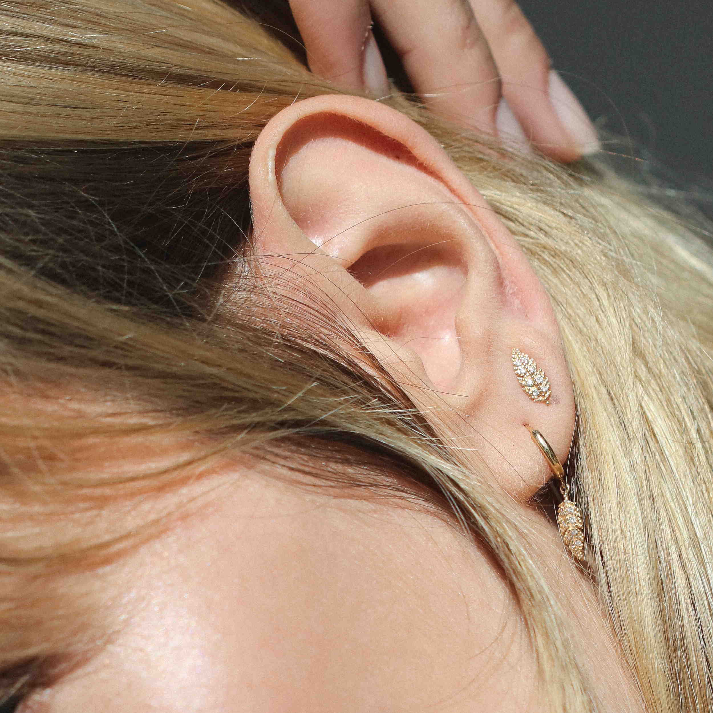 Angèle Brousse Suki puce plume boucle d'oreille or jaune diamants