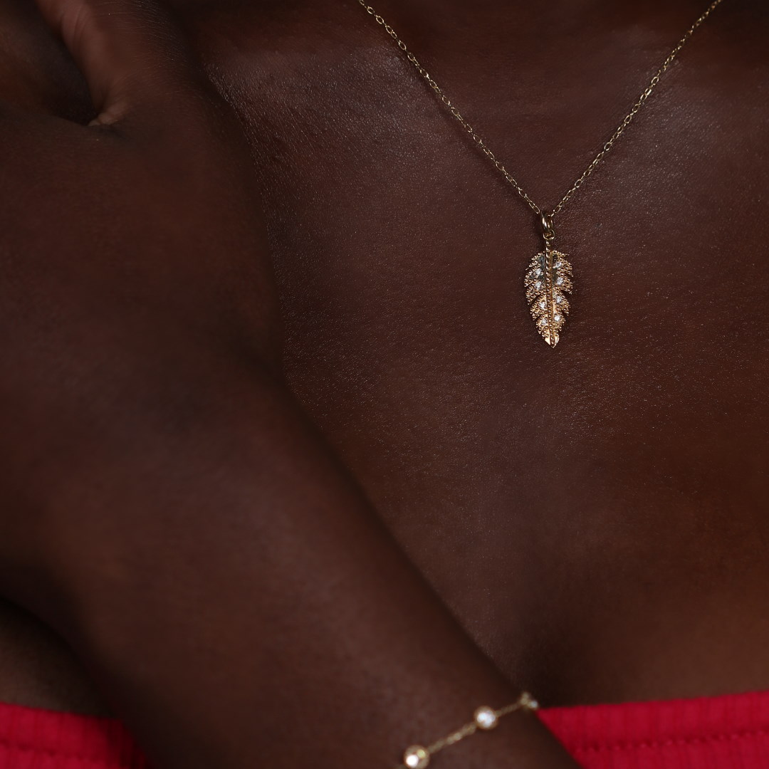 Angèle Brousse Suki collier plume or jaune 18 carats 54 cm
