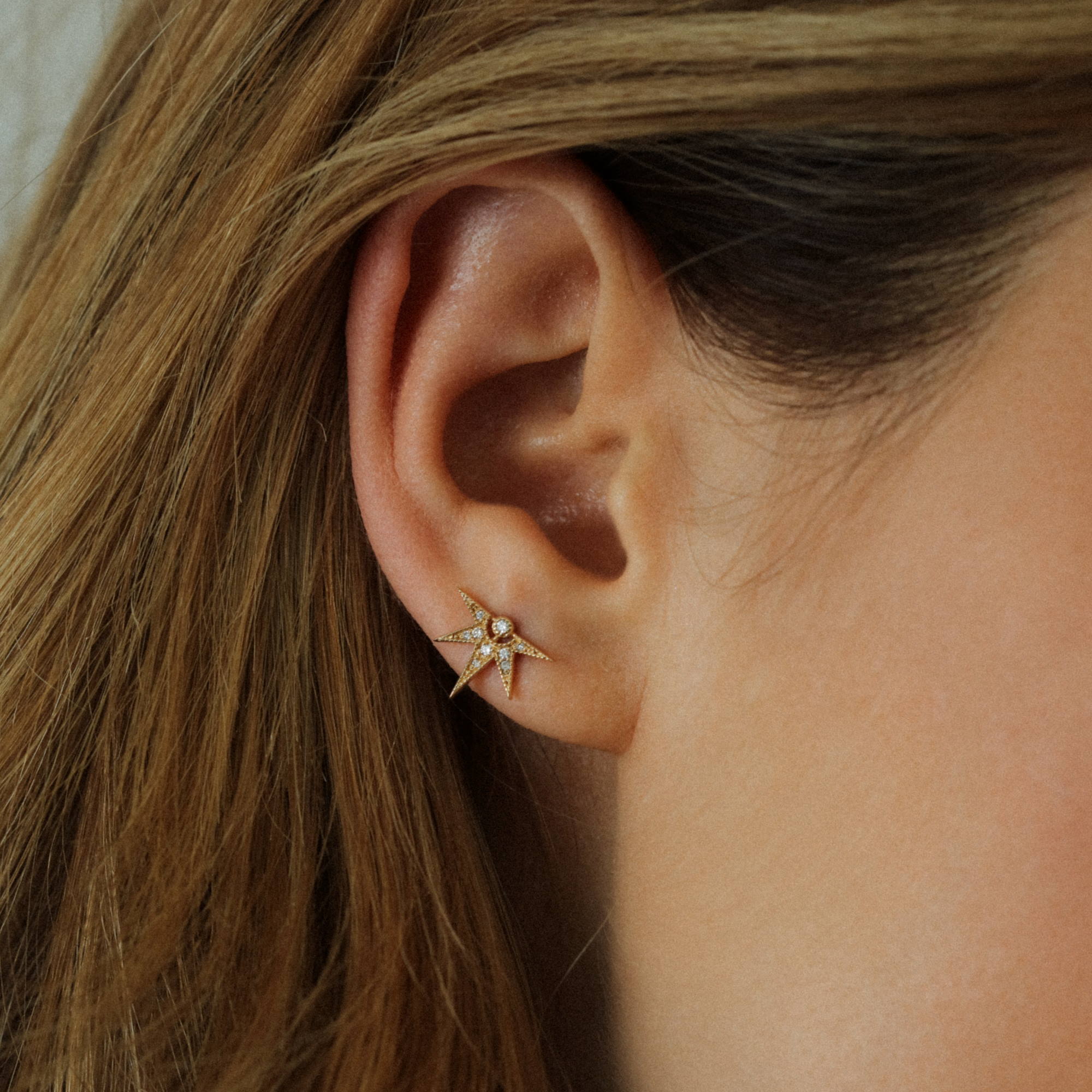 Angèle Brousse Janis demi-étoile boucle d'oreille or 18 carats diamants