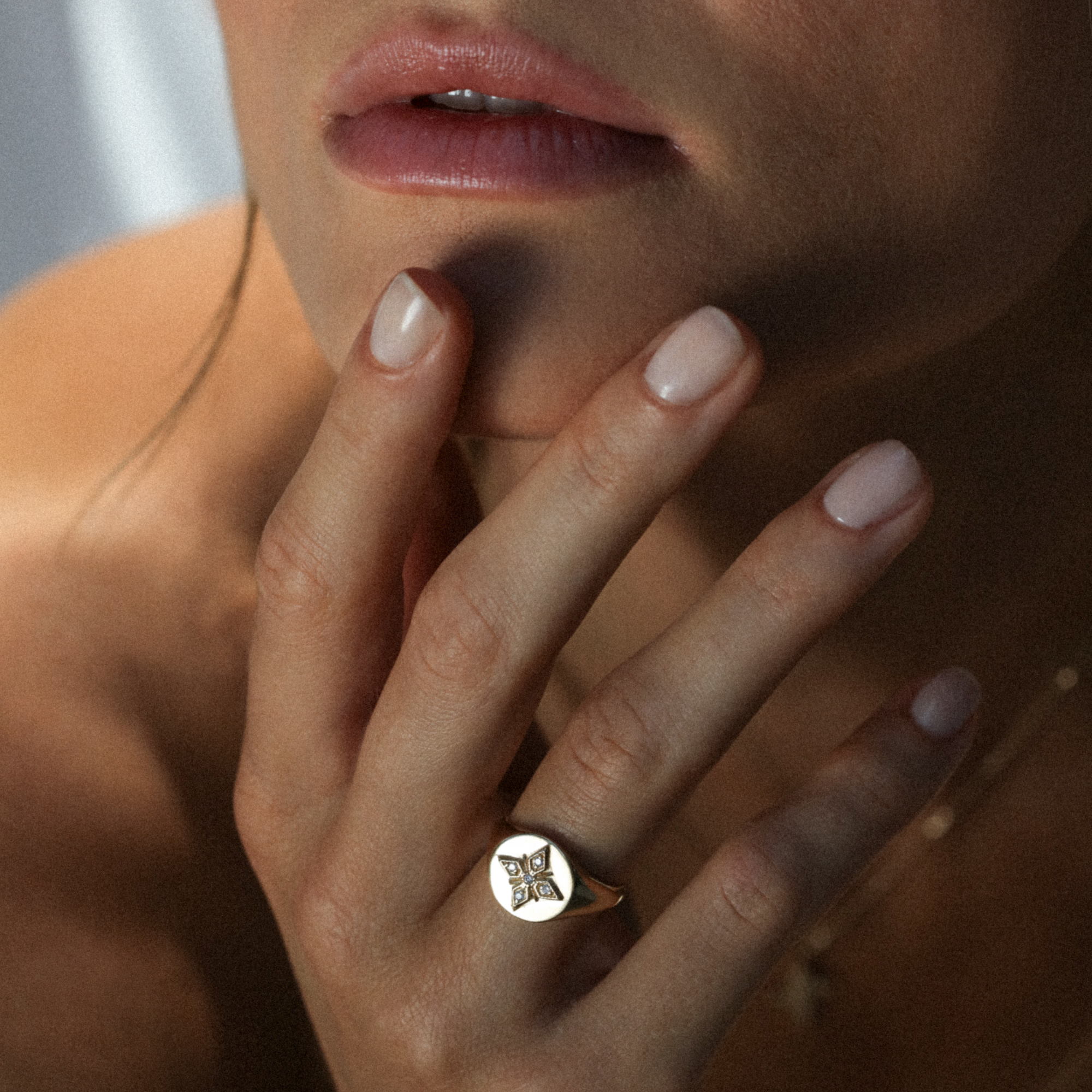 Angèle Brousse Saintes chevalière croix or jaune 14 carats