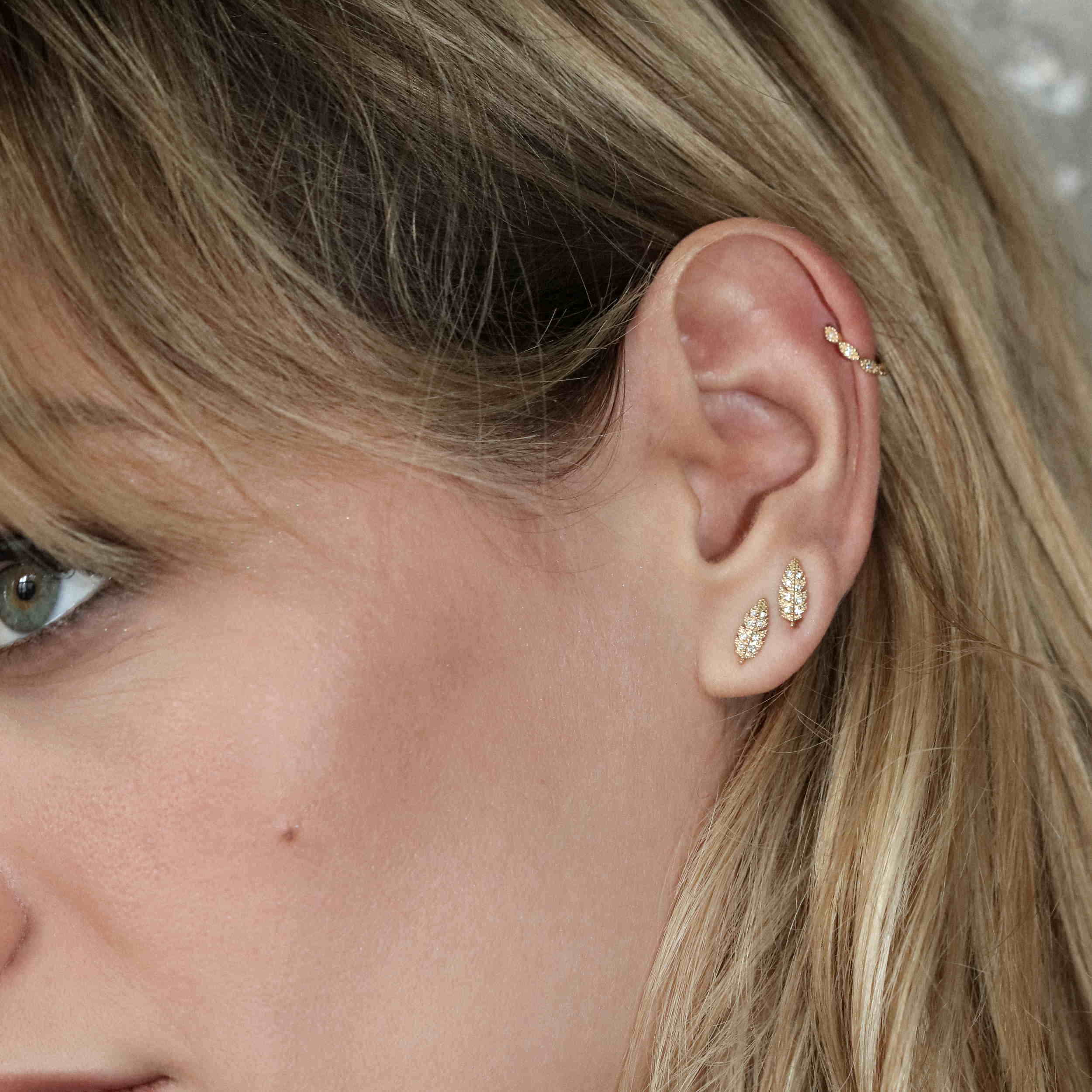 Angèle Brousse Suki puce plume boucle d'oreille or jaune diamants