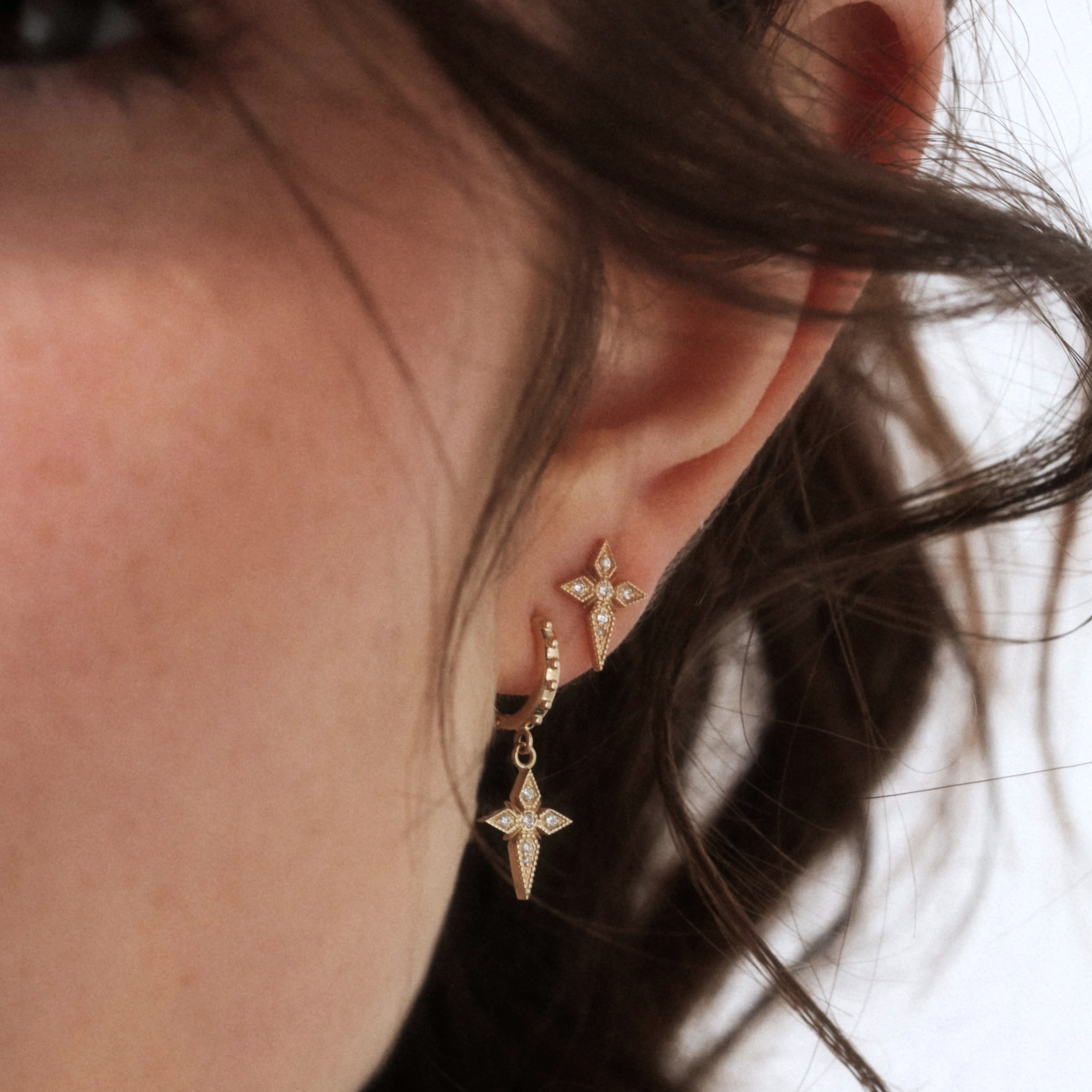 Angèle Brousse Saintes puce croix or 18 carats diamants