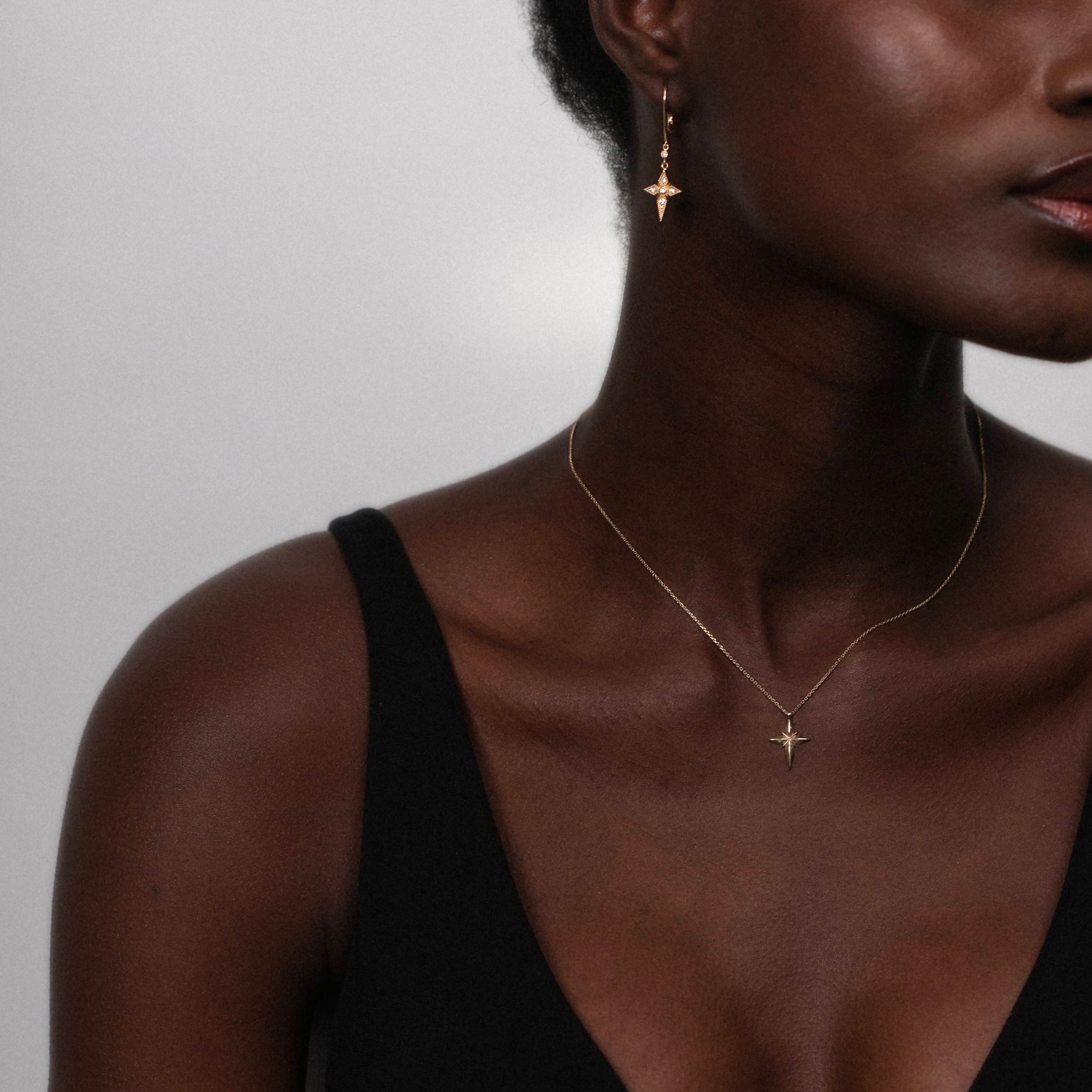 Angèle Brousse Saintes collier croix or 18 carats 40-43 cm