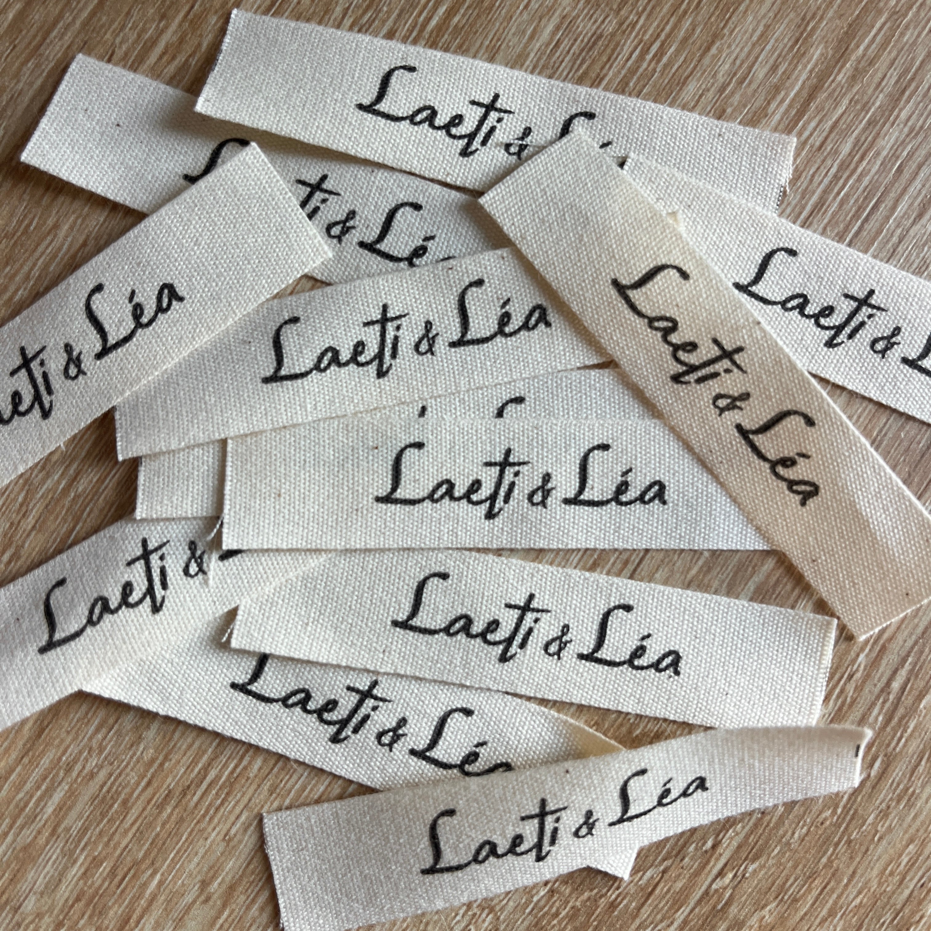 Laeti & Léa Licences étiquette à coudre fond blanc écriture dorée