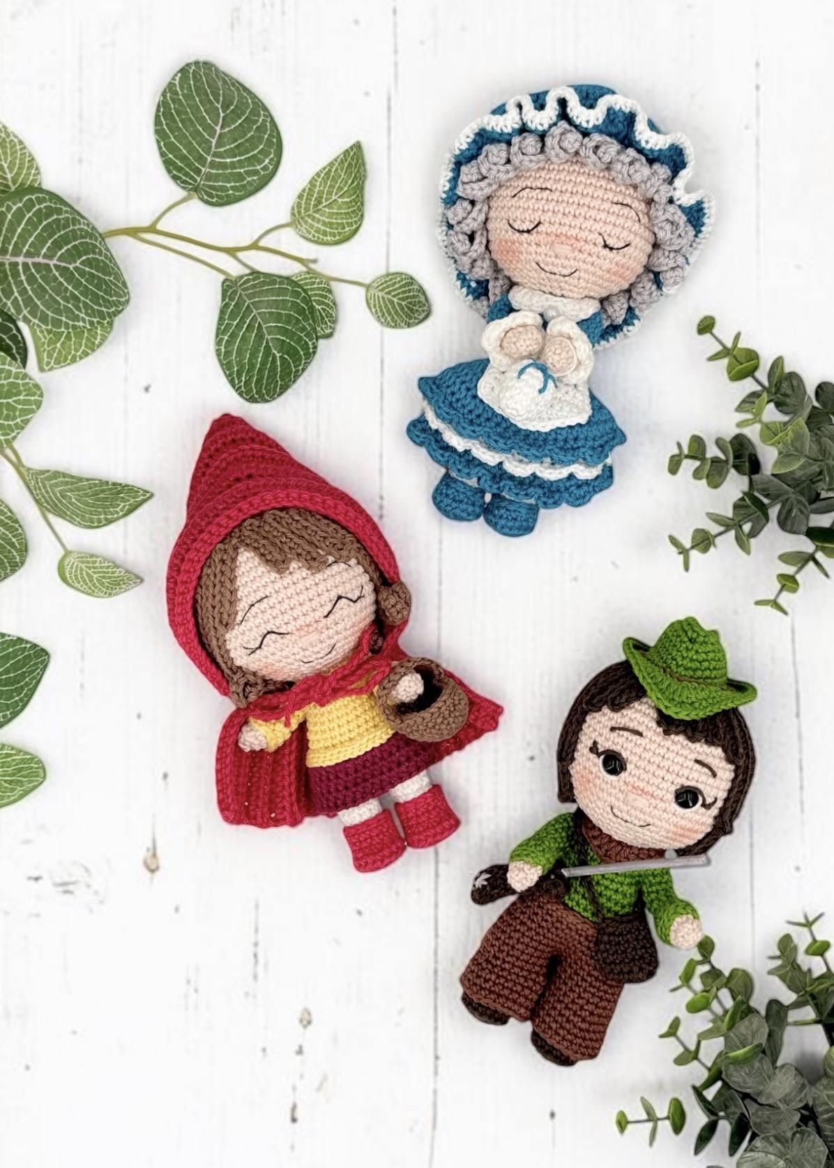 Valerie Kit Chaperon Rouge chasseur et mère-grand peluche
