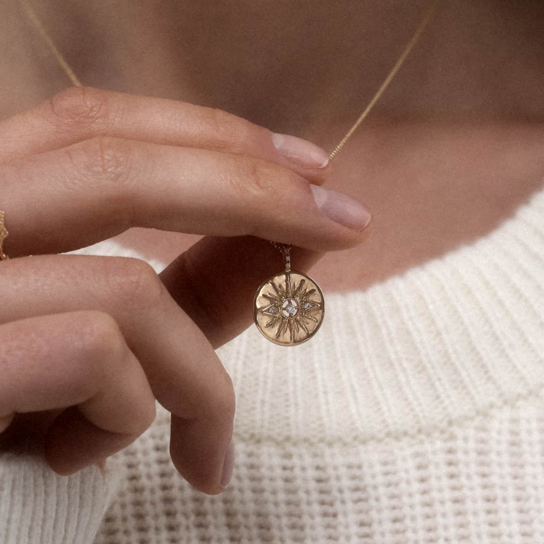 Angèle Brousse Stella Sun collier médaille or 18 carats 50 cm