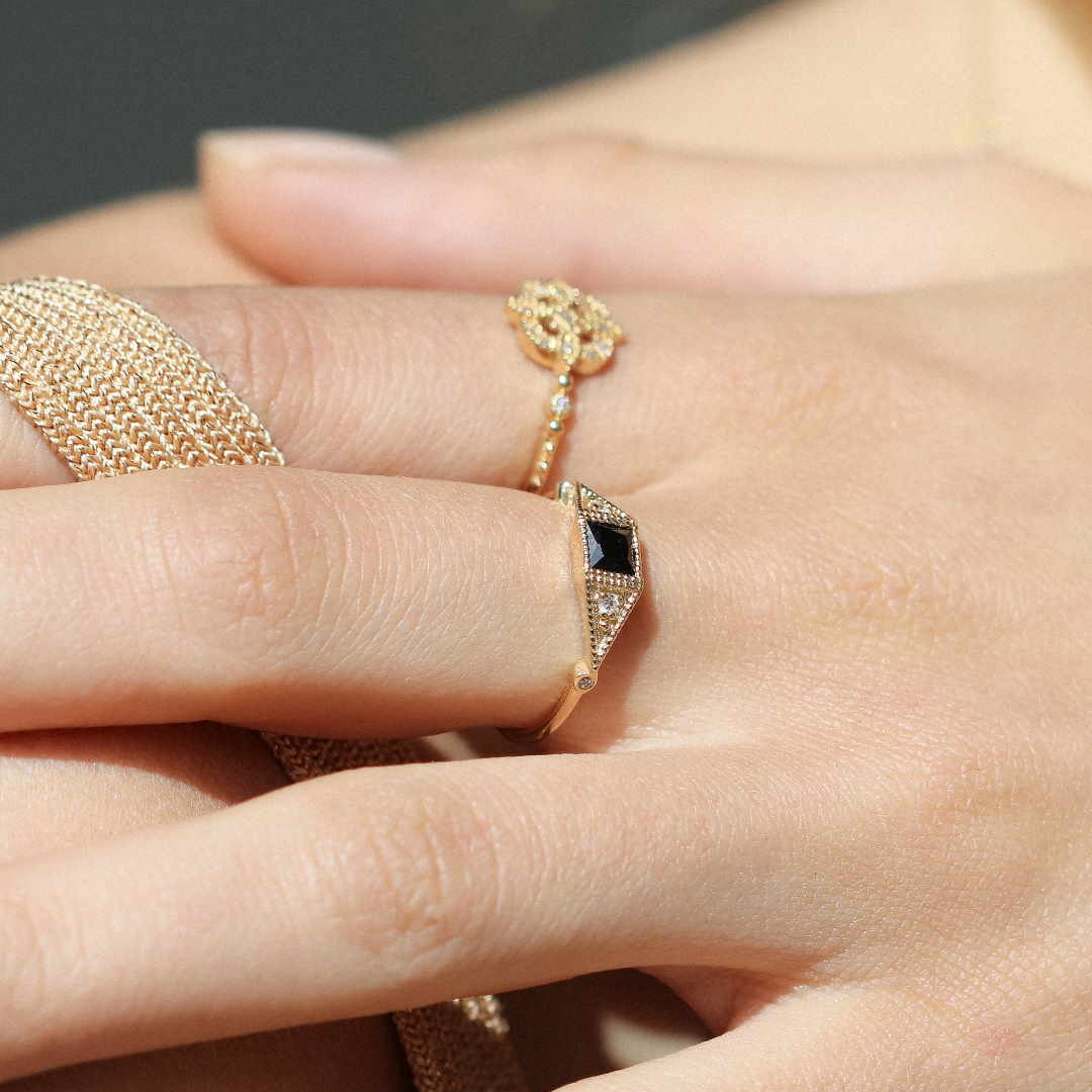 Angèle Brousse Saintes Square bague or jaune 18 carats onyx