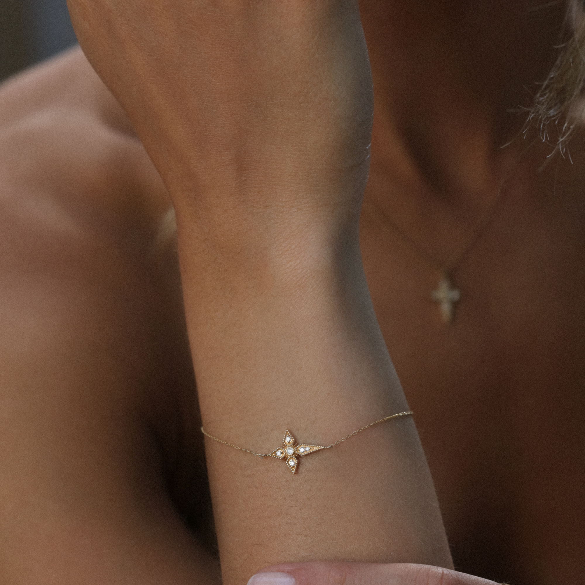 Angèle Brousse Saintes Single Croix bracelet or diamants