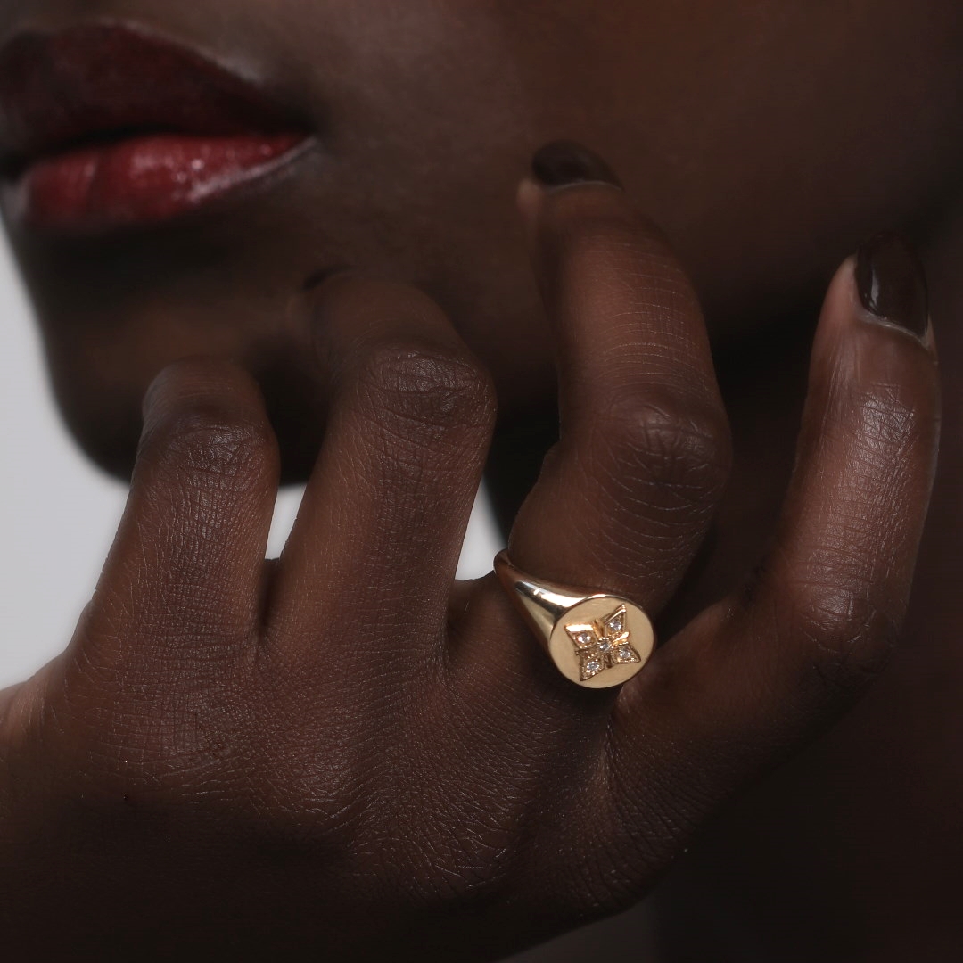 Angèle Brousse Saintes chevalière croix or jaune 14 carats