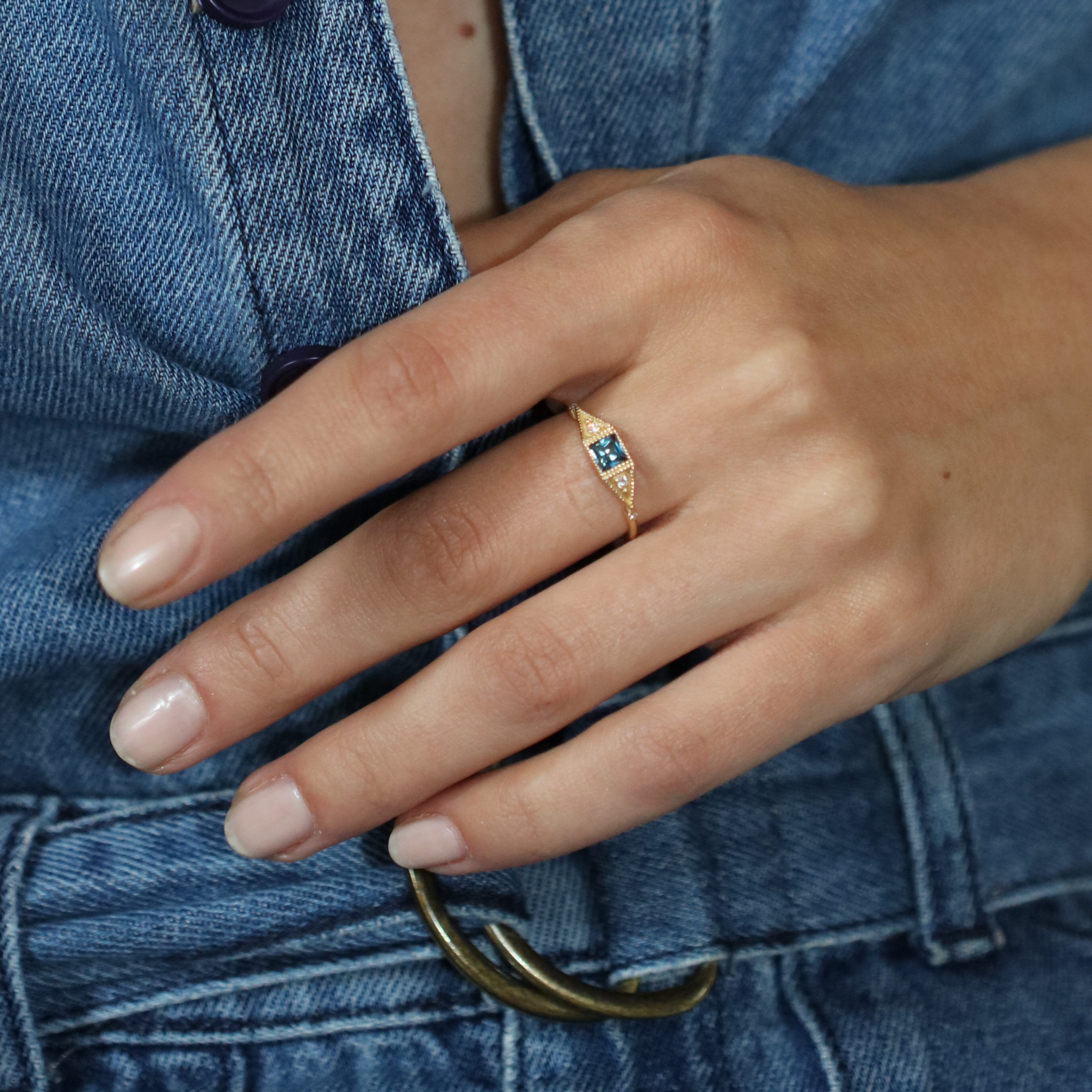 Angèle Brousse Saintes Square bague or jaune topaze bleue