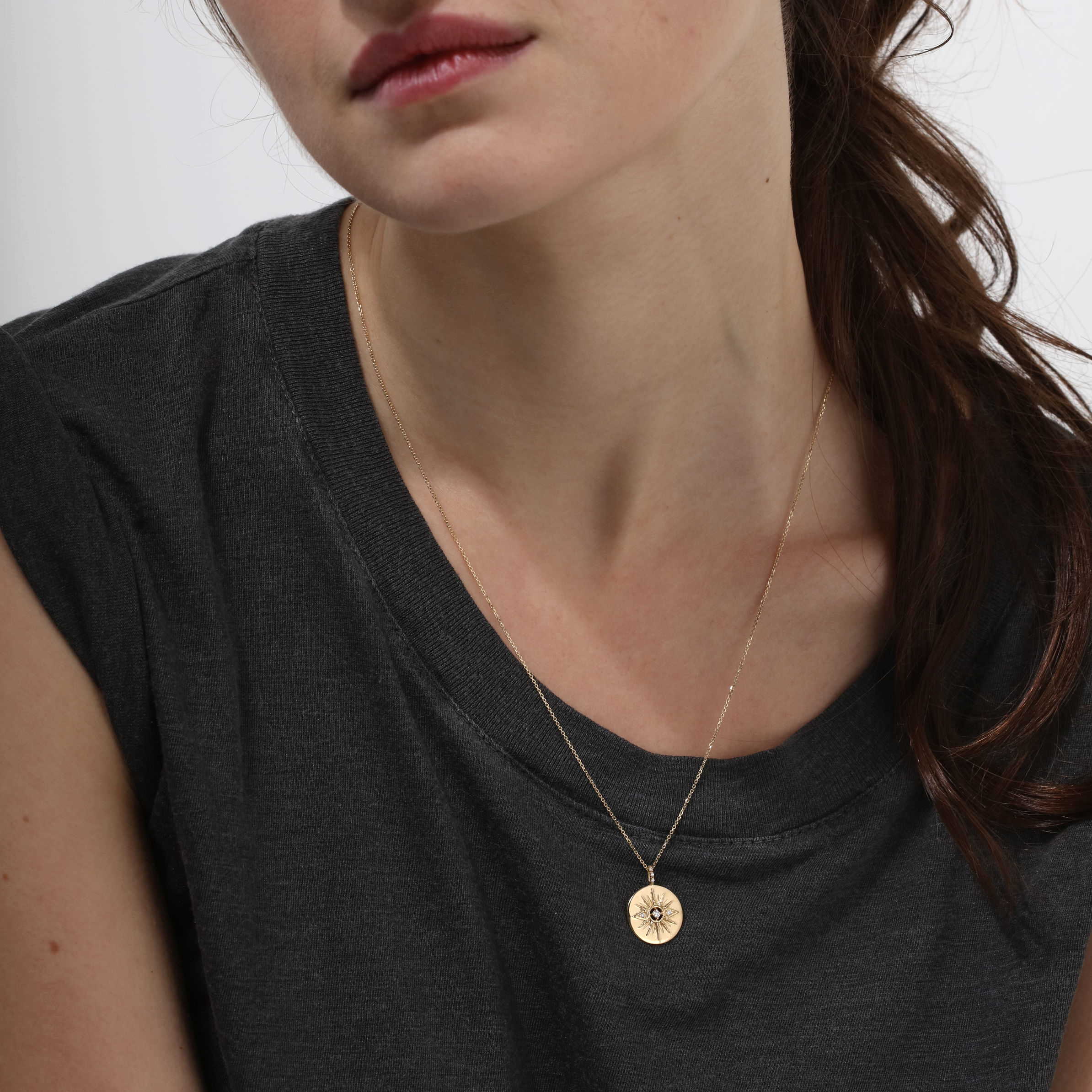 Angèle Brousse Stella Sun collier médaille or 18 carats 50 cm