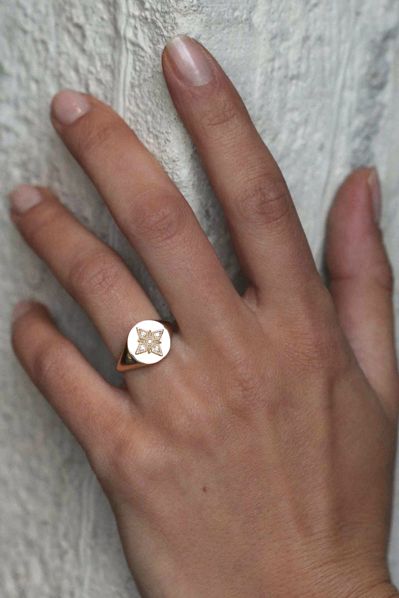 Angèle Brousse Saintes chevalière croix or jaune 14 carats