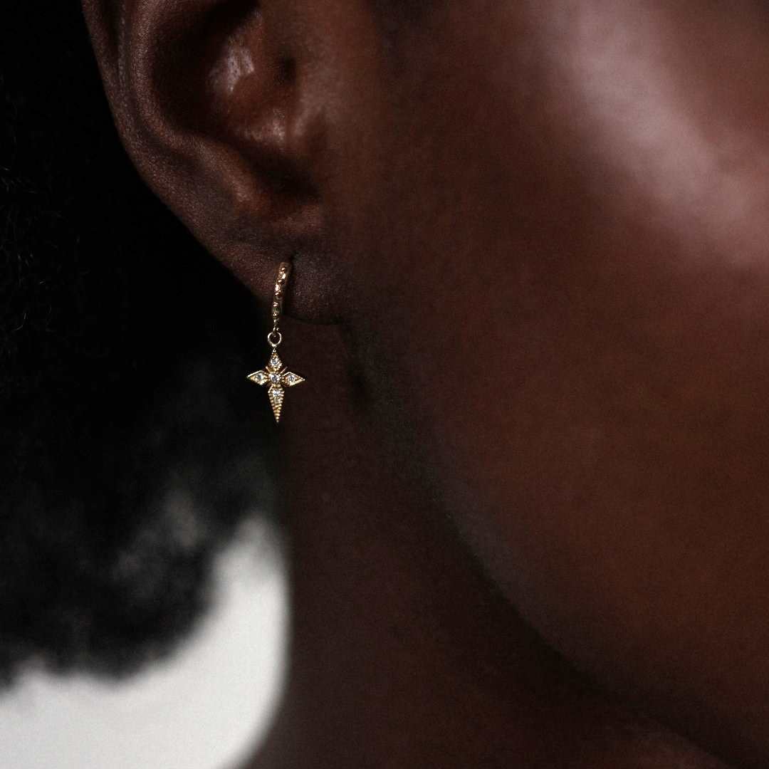 Angèle Brousse Saintes mini créole croix or blanc diamants