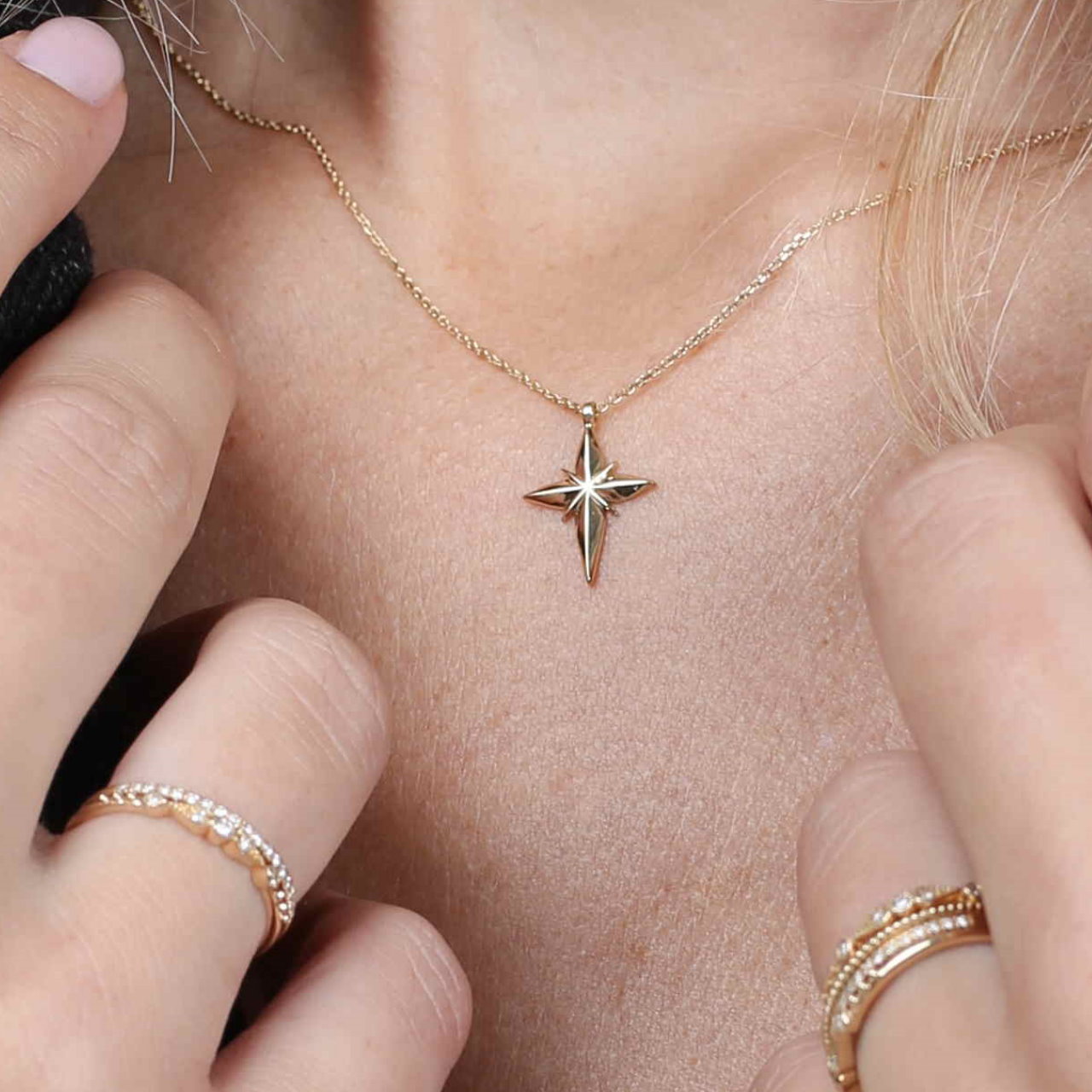 Angèle Brousse Saintes collier croix or 18 carats 40-43 cm