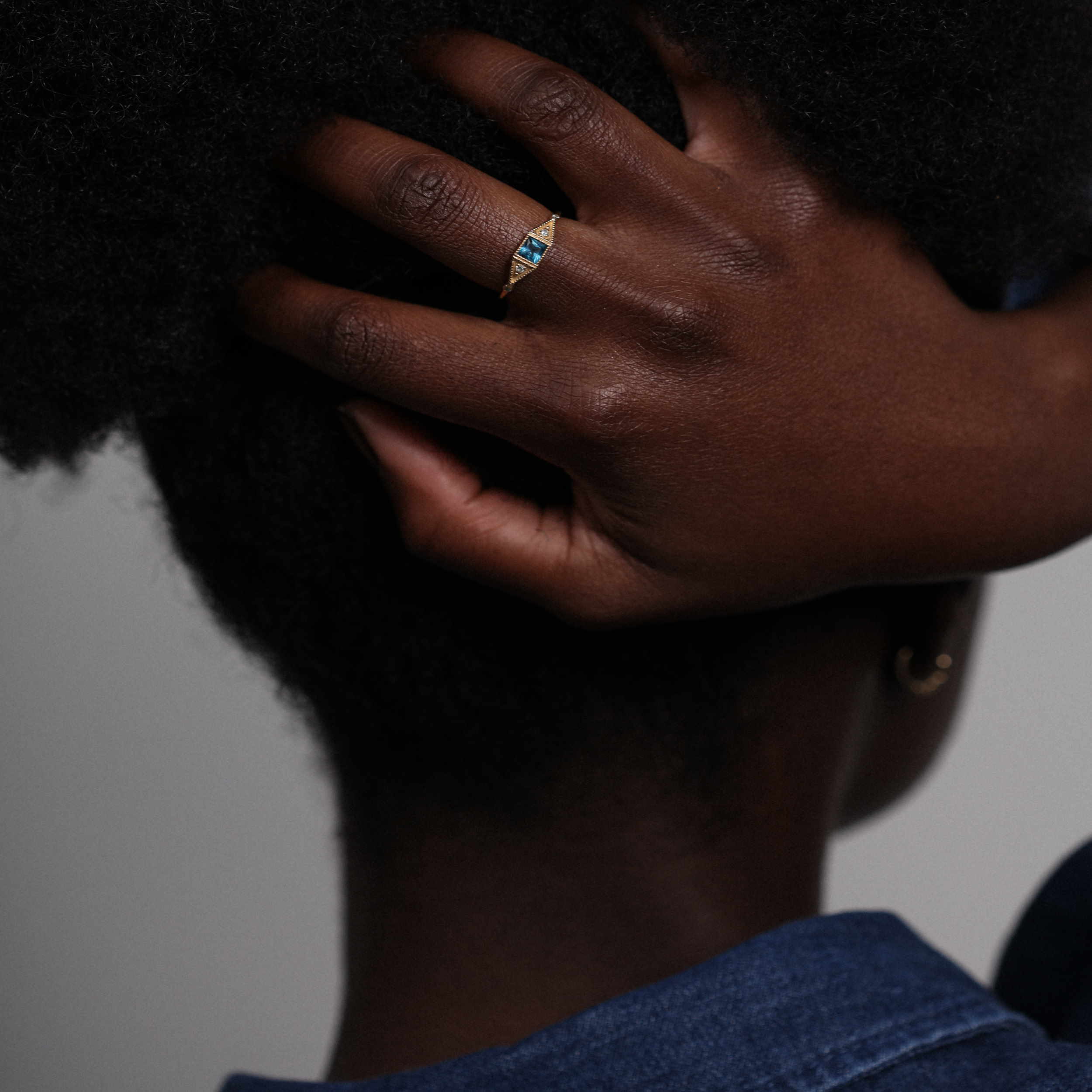Angèle Brousse Saintes Square bague or jaune topaze bleue