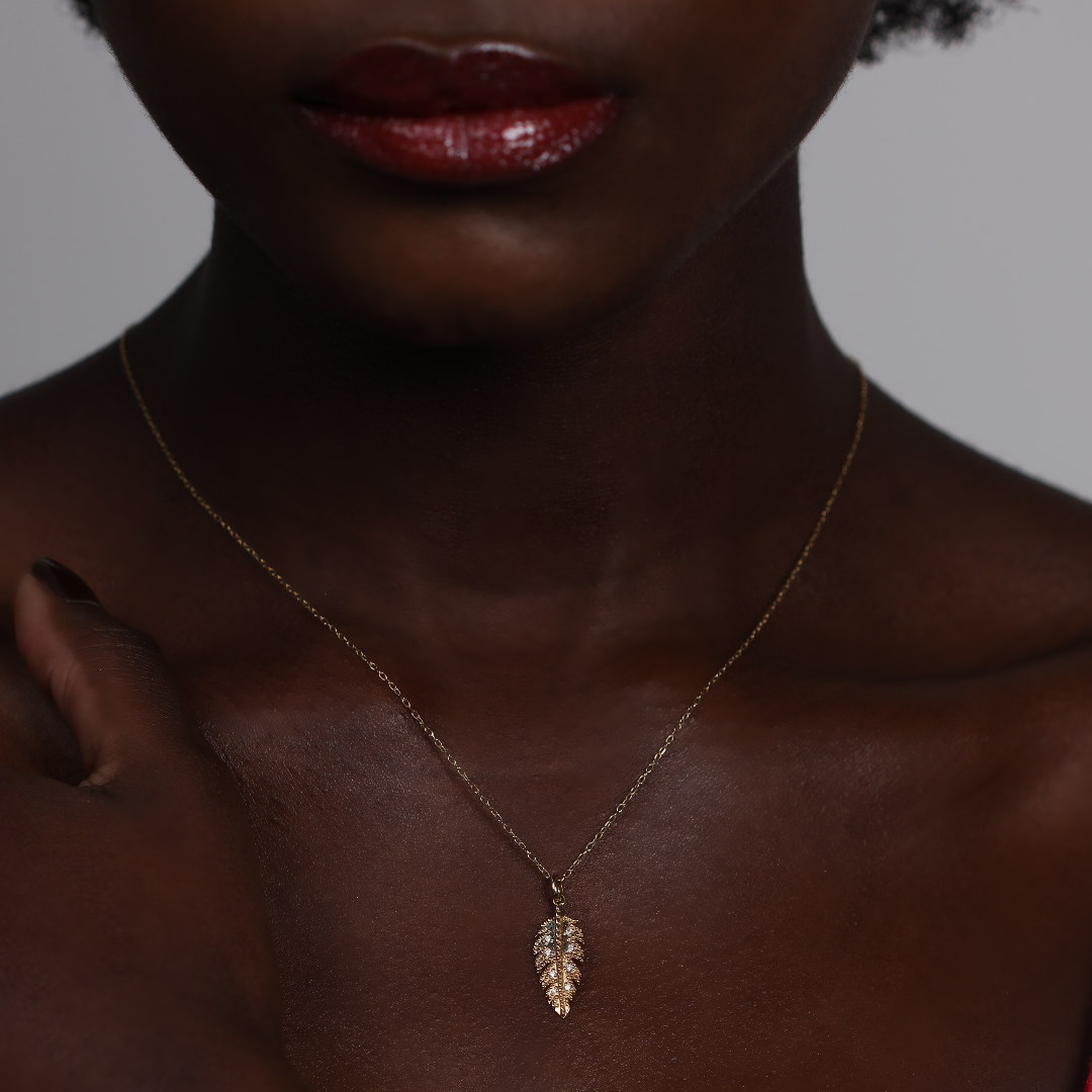 Angèle Brousse Suki collier plume or jaune 18 carats 54 cm